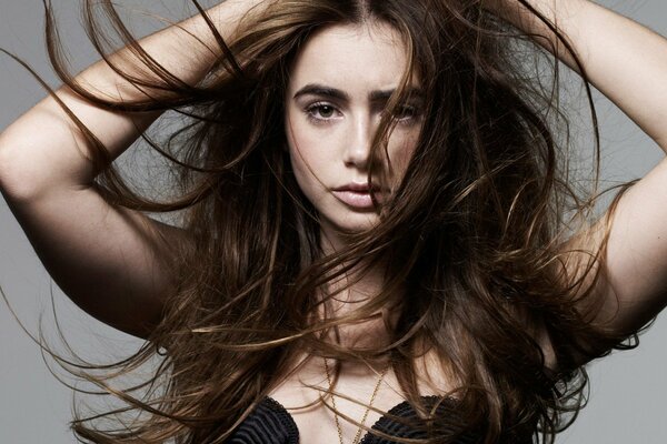 Lily Collins posando en la cámara