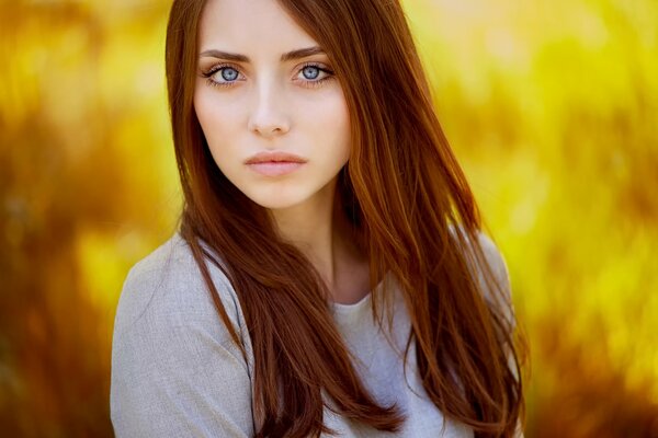 Retrato de una chica pelirroja en el campo