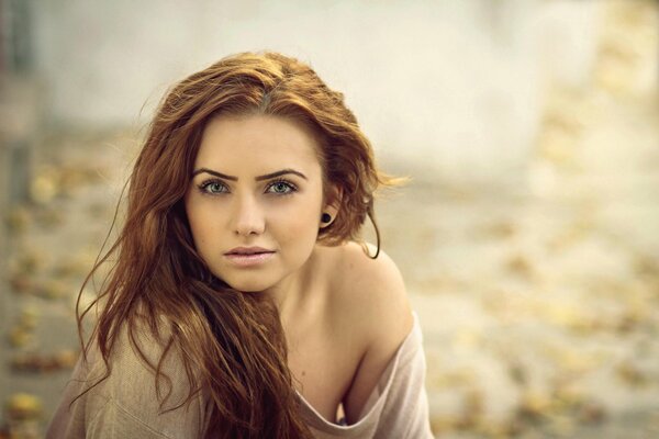 Foto de una hermosa chica pelirroja con efecto bokeh