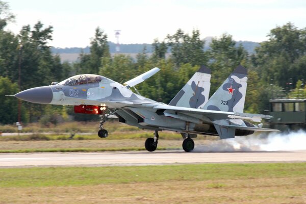 Start wielozadaniowego myśliwca Su-30 sił POWIETRZNYCH Rosji