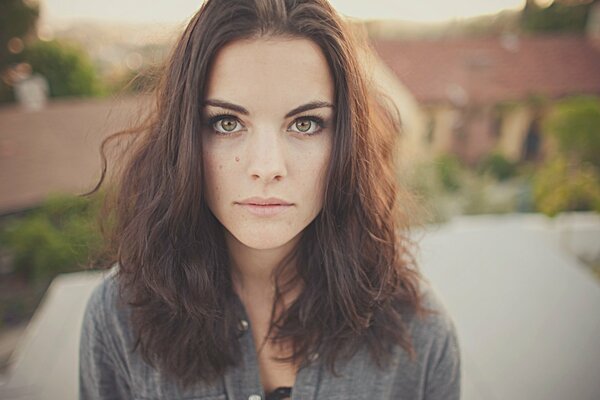 Portrait d une actrice aux cheveux noirs et aux yeux verts