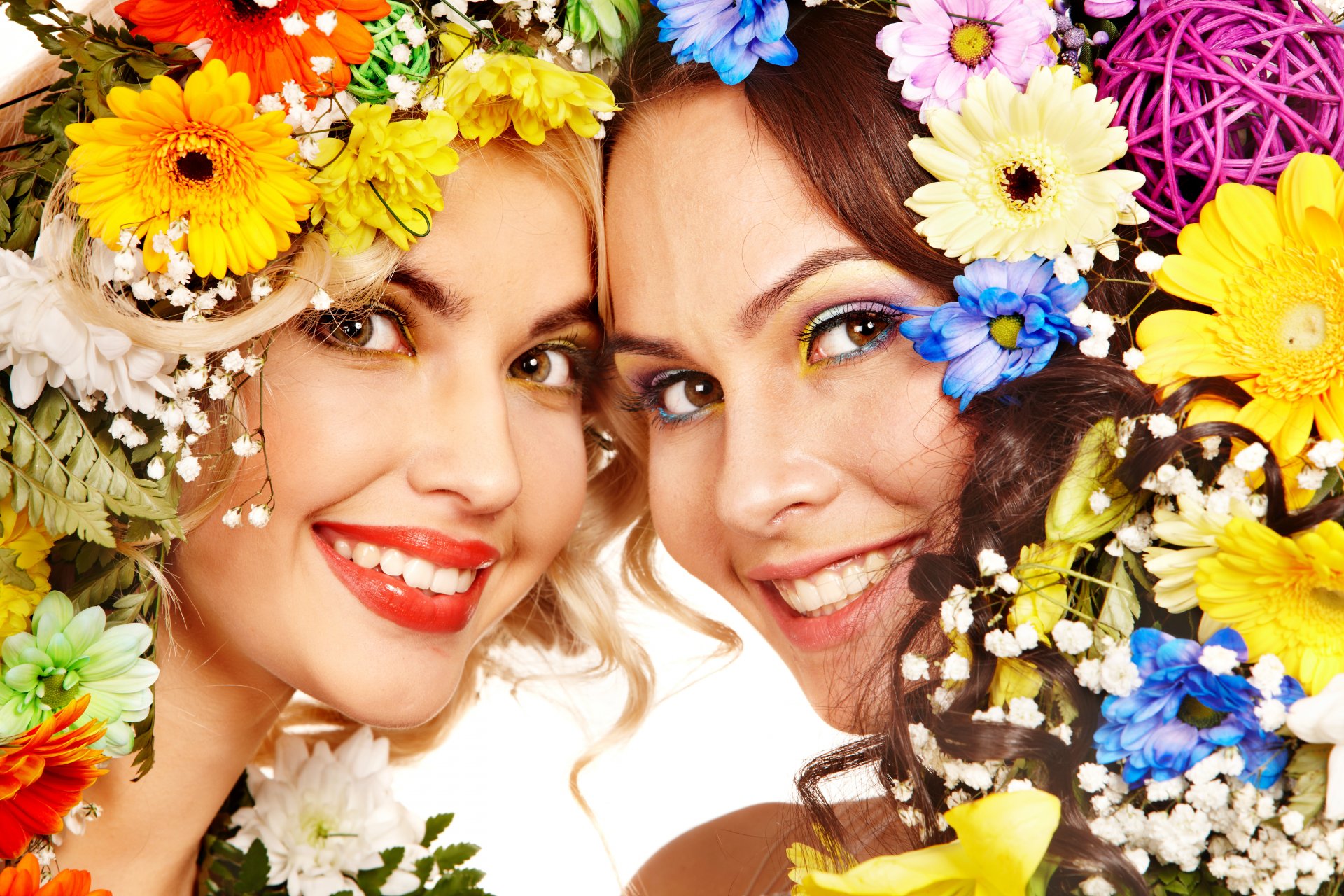 due ragazze fiori sorridono