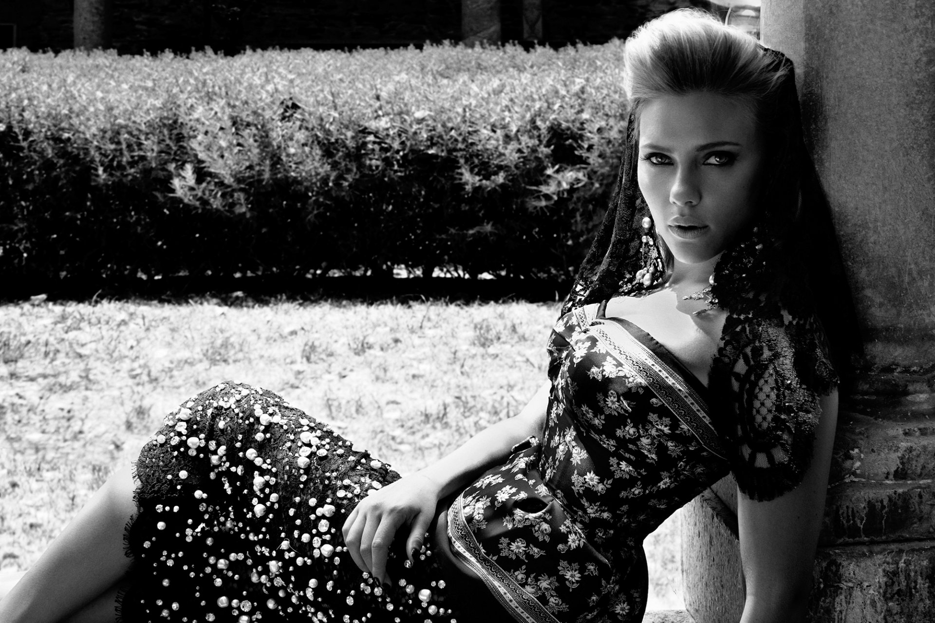 carlett johansson girl actress blonde dress black and white