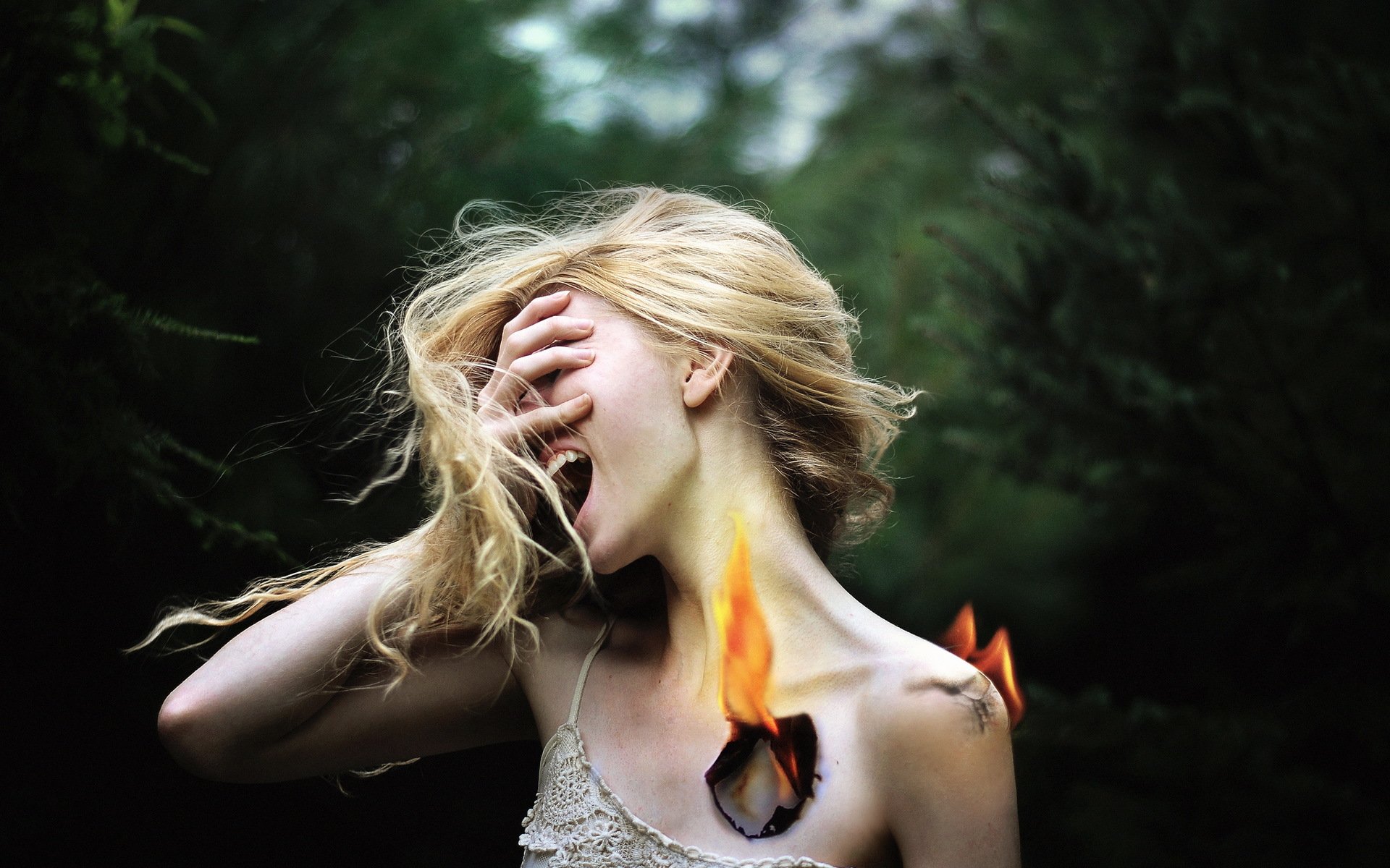 fille feu douleur