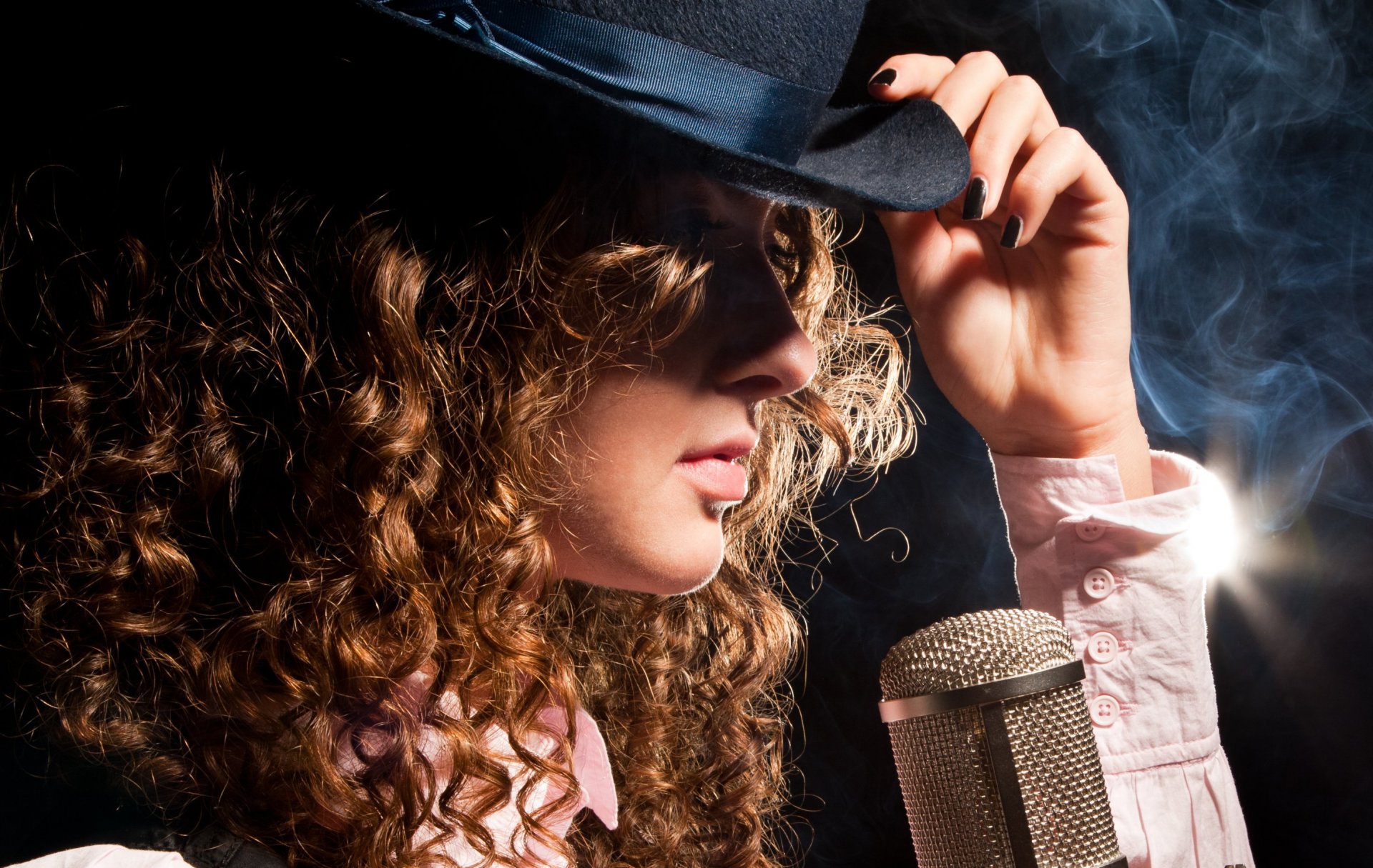 mädchen stil profil gesicht haare locken hut hand hand rauch mikrofon