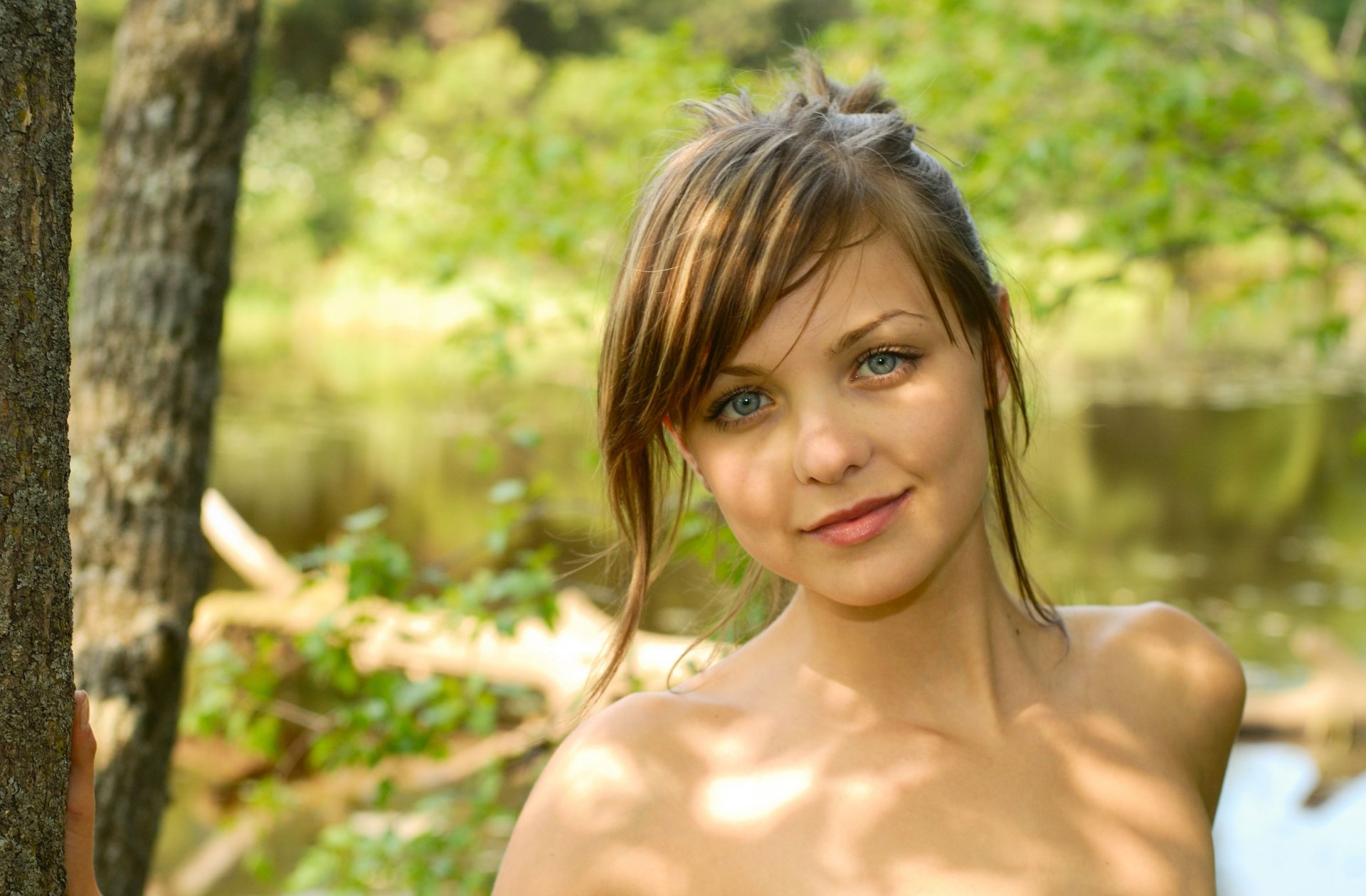 emily fille yeux gris brune vue sourire verdure arbres rivière nature boucles