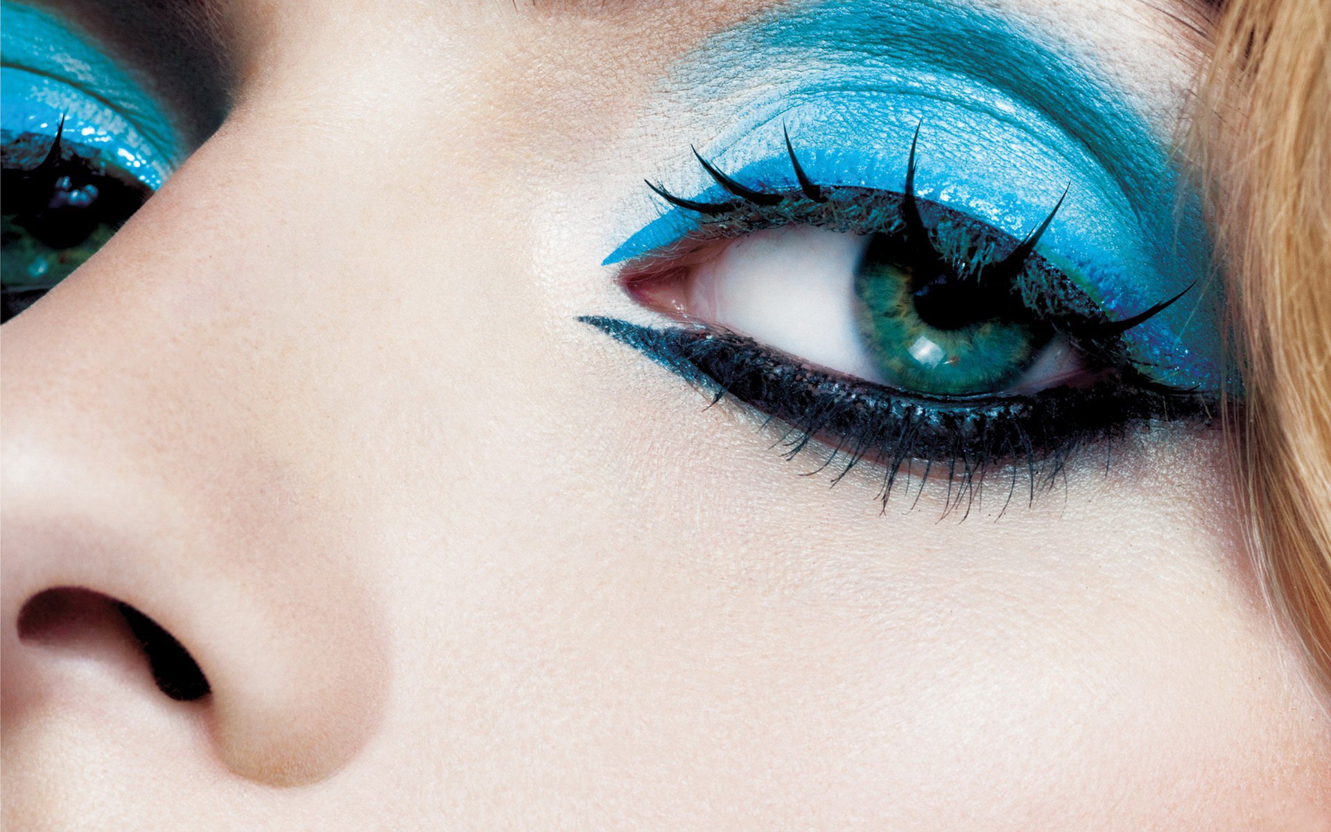 augen make-up helle farben blau schwarz