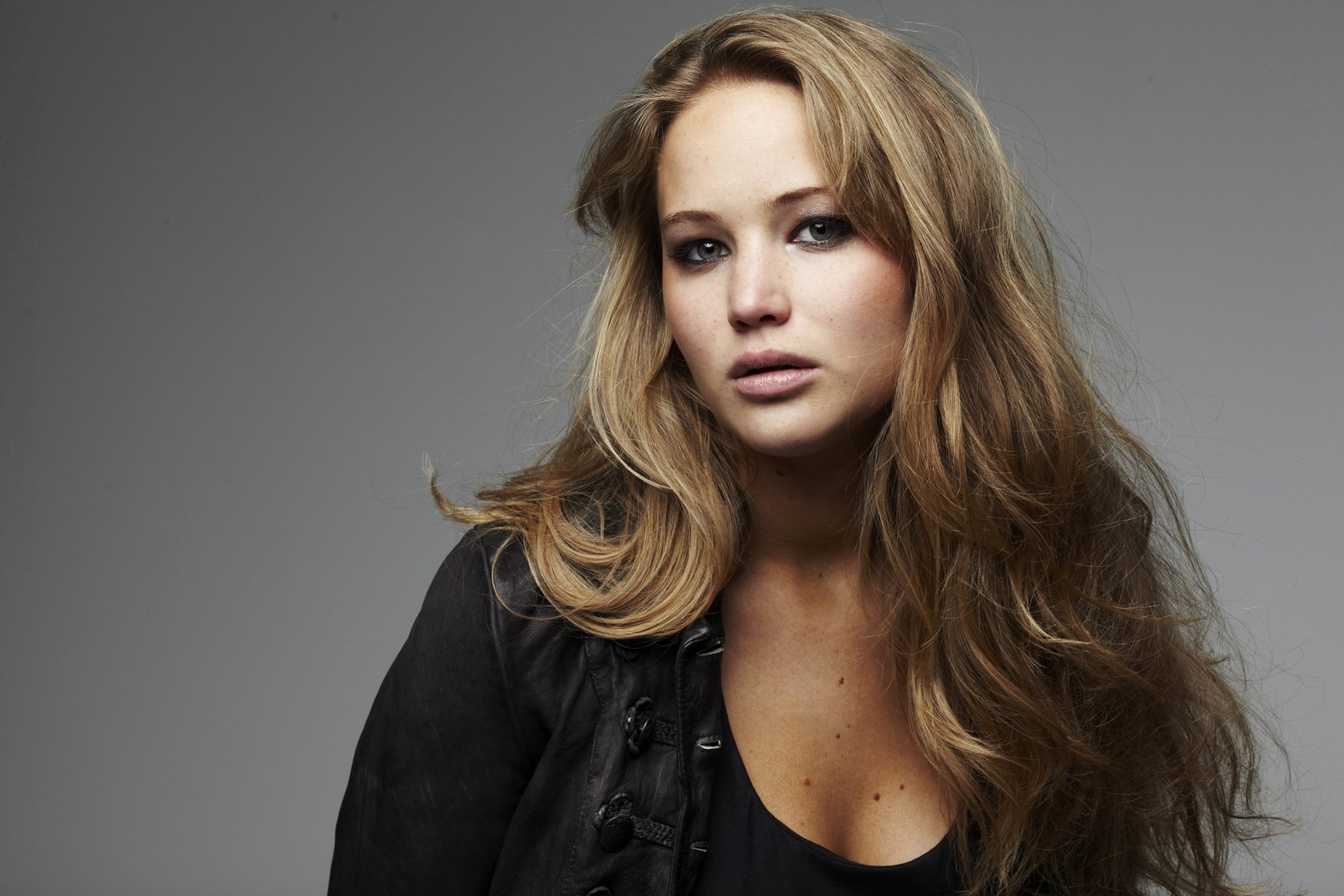 jennifer lawrence chica belleza actriz cara mirada labios pelo chaqueta fondo