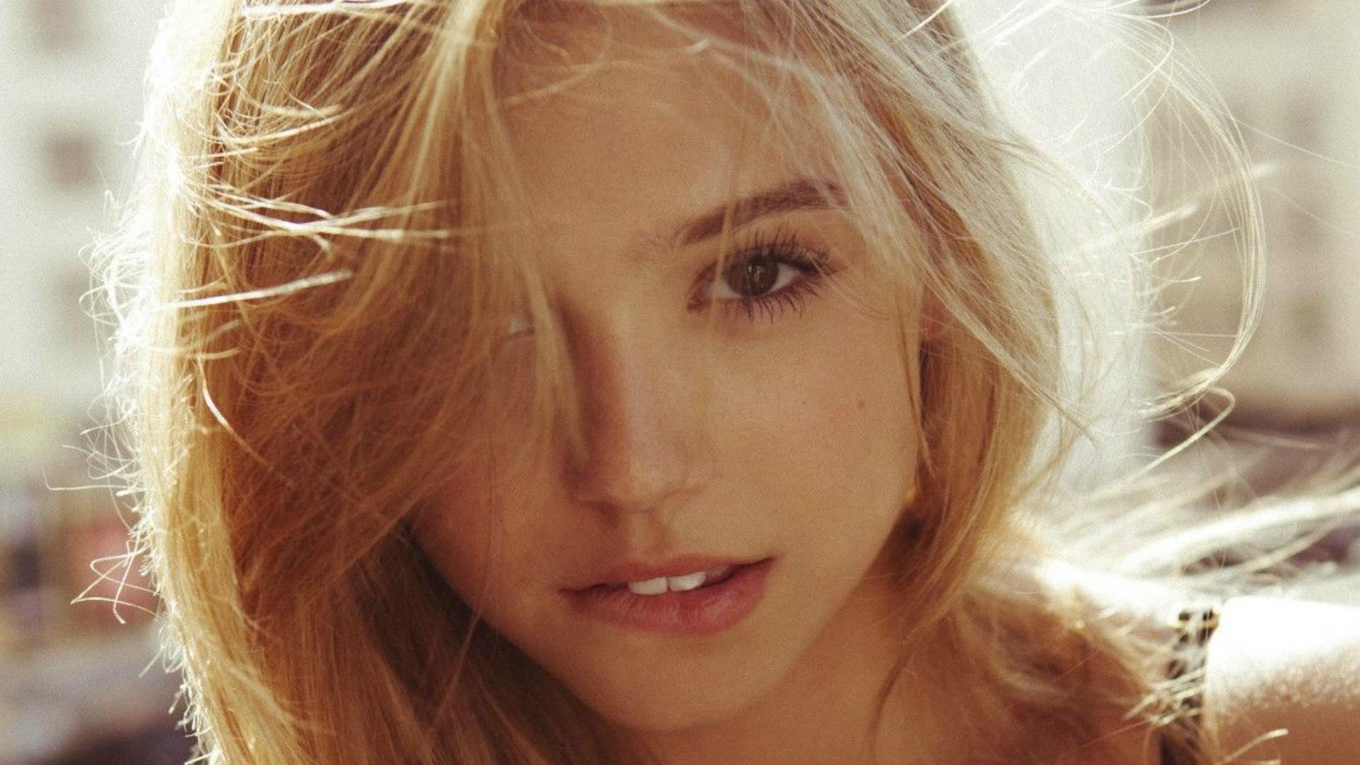 alexis ren schön mädchen blond aussehen niedlich flirten