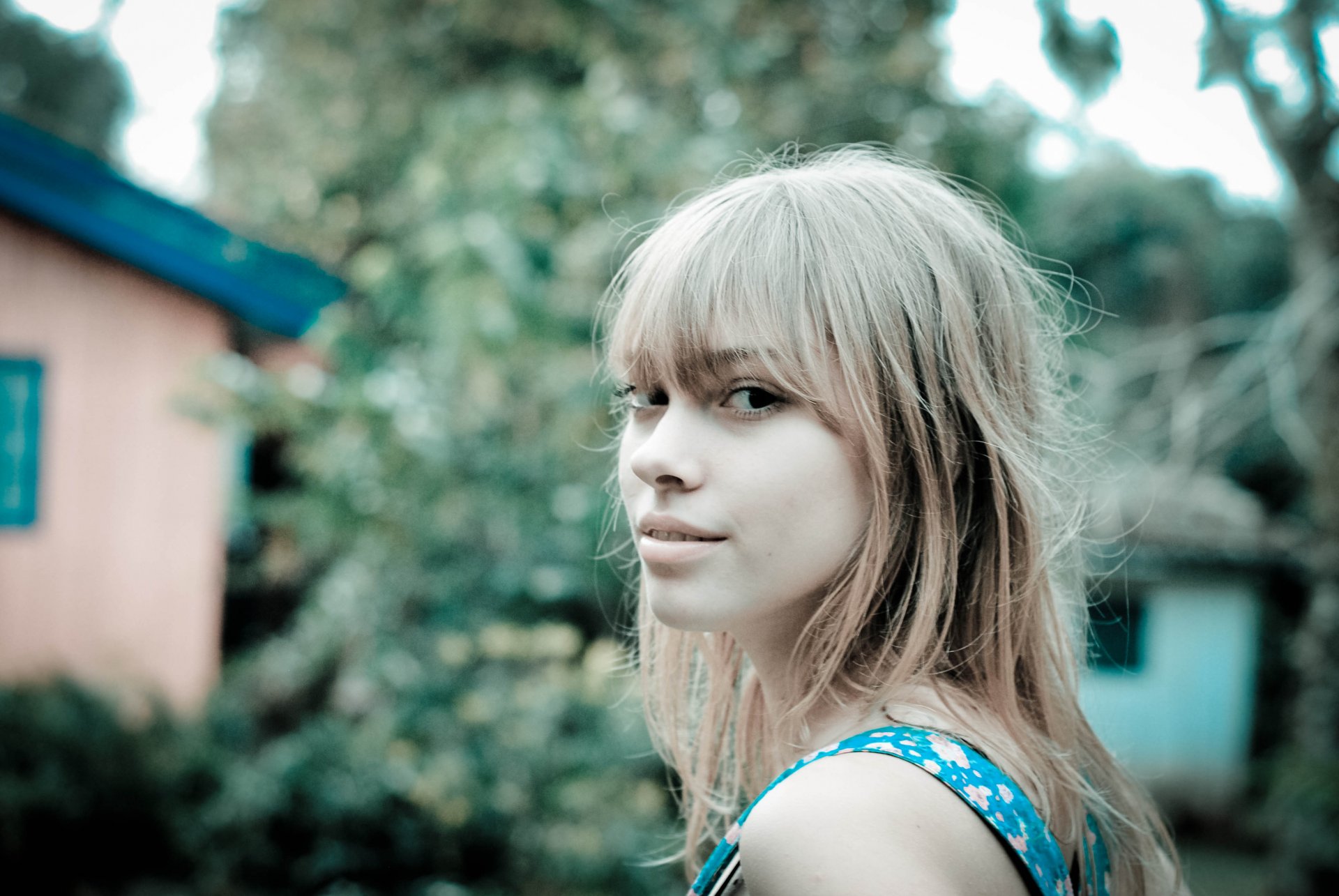 stimmung mädchen gesicht blick grinsen lächeln geheimnisvoller blick unschärfe natur bäume laub blätter hintergrund tapete widescreen vollbild widescreen augen fleck breit