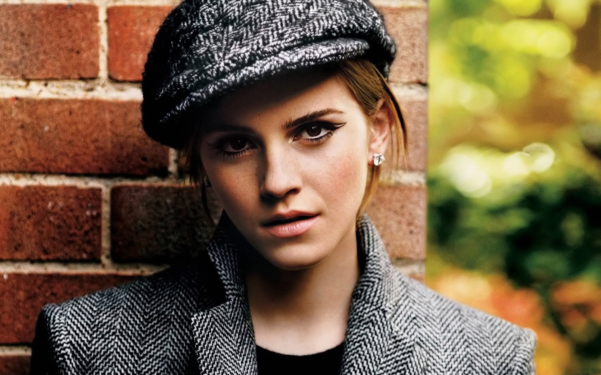 emma watson chica belleza actriz cara mirada gorra pared.fondo