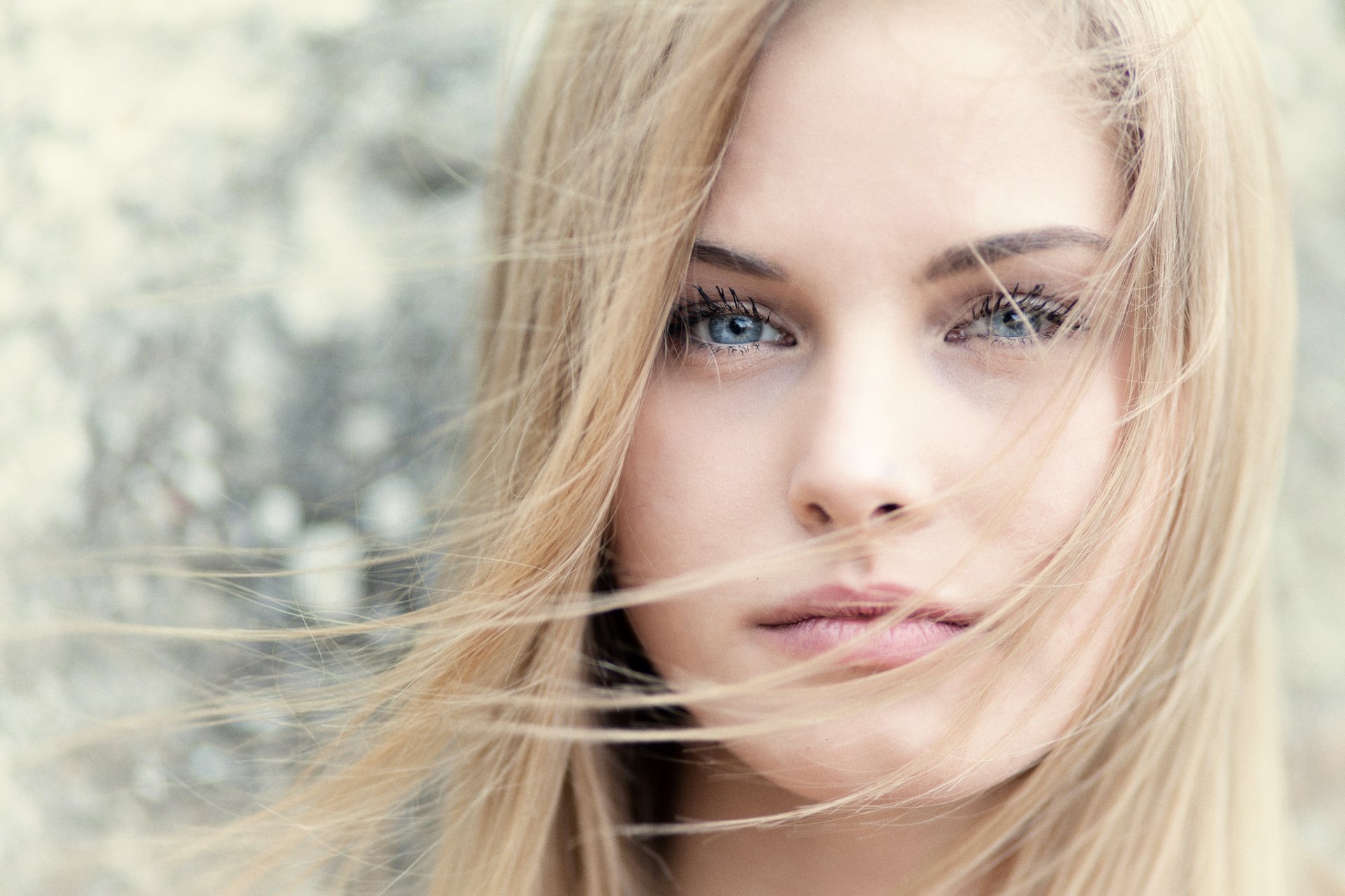 chica rubia cara pelo retrato bokeh