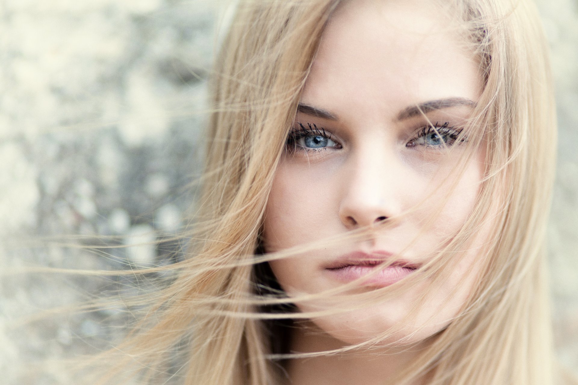 fille blonde visage cheveux portrait bokeh