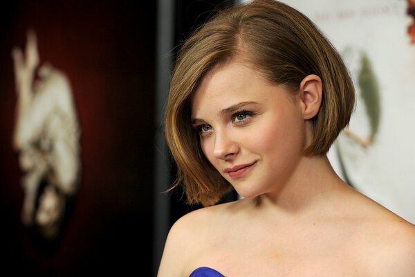 Actrice Chloe grace dans une robe bleue. Chloe grace aux cheveux courts