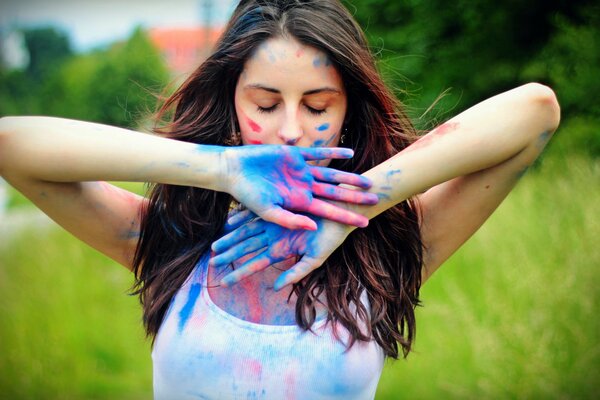 Fille avec des mains colorées