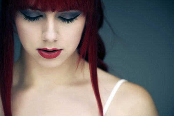 Brunette makeup with open shoulders