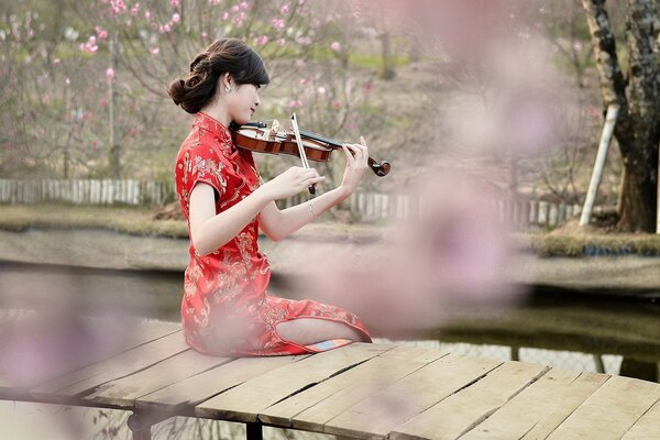 Ragazza che suona il violino in primavera