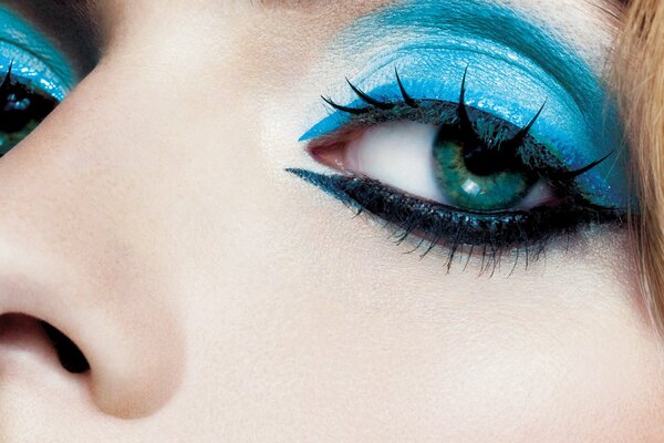 Maquillaje de ojos azul brillante primer plano