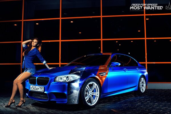 Mädchen werben für blauen bmw m 5