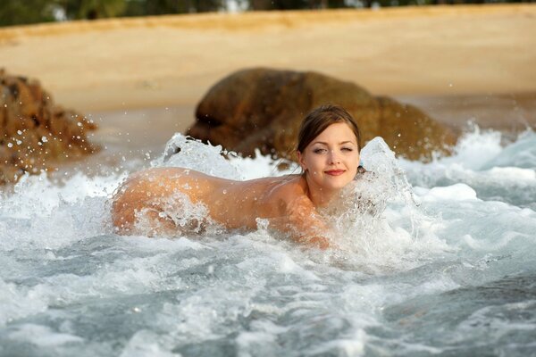 Sexy Emily en la espuma del mar