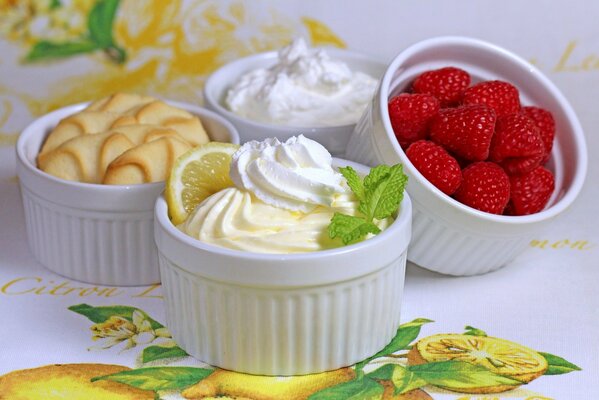 Kremanki aux framboises, dessert, crème et gâteau