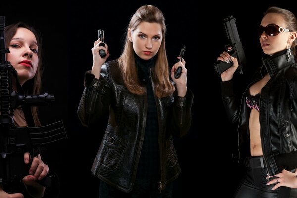 Tres chicas con armas en negro