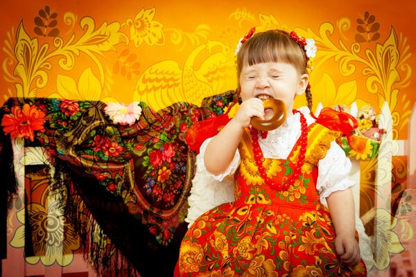 Foto de estudio de una niña con ropa tradicional rusa en el fondo de khokhloma