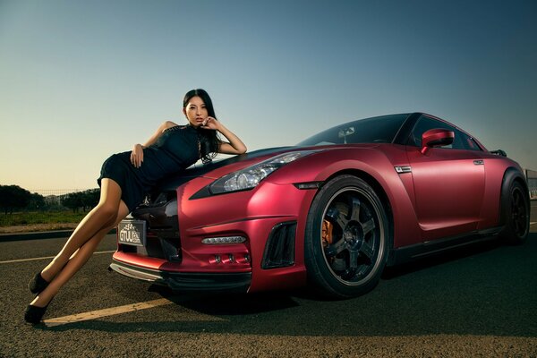 Ragazza e auto Nissan gt-r