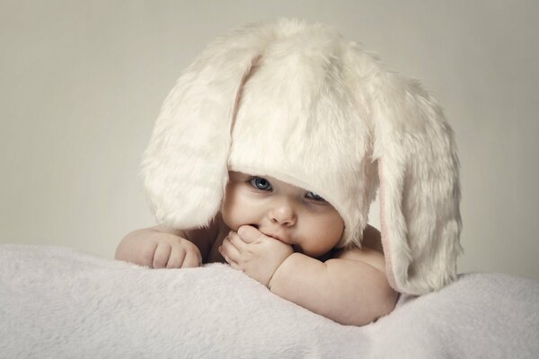 Piccolo bambino in un cappello di coniglio con le orecchie