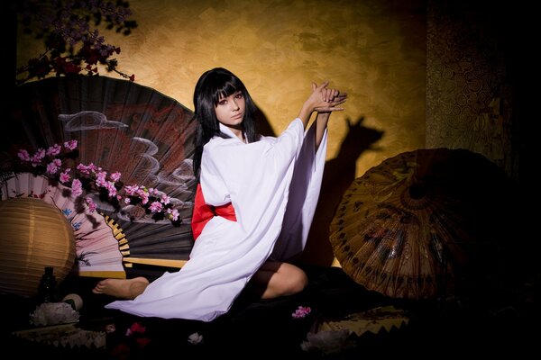 Fille en kimono avec ventilateur et parapluie