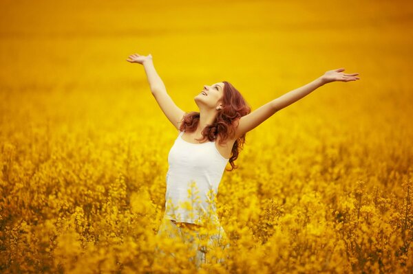 Chica en la naturaleza se regocija y sonríe