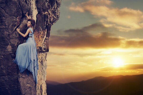 Chica en la roca durante el atardecer