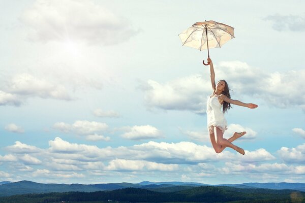 Fille planant dans l air sur un parapluie