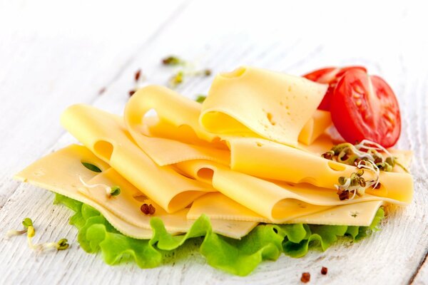 Massdam cheese in slices with tomato slices