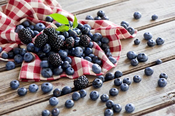 Brombeeren und Blaubeeren auf dem Tisch