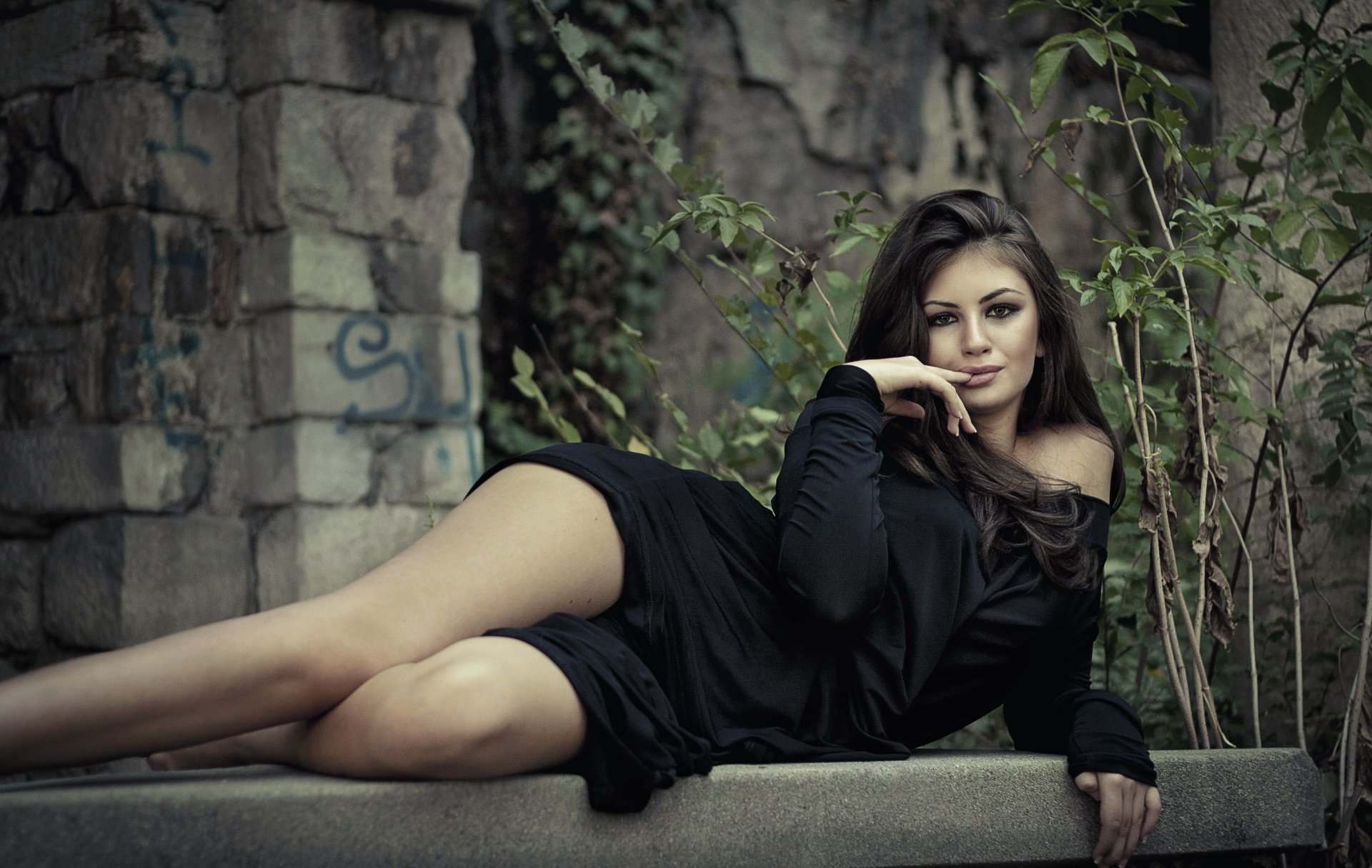 fille brunette regard sourire robe jambes noir