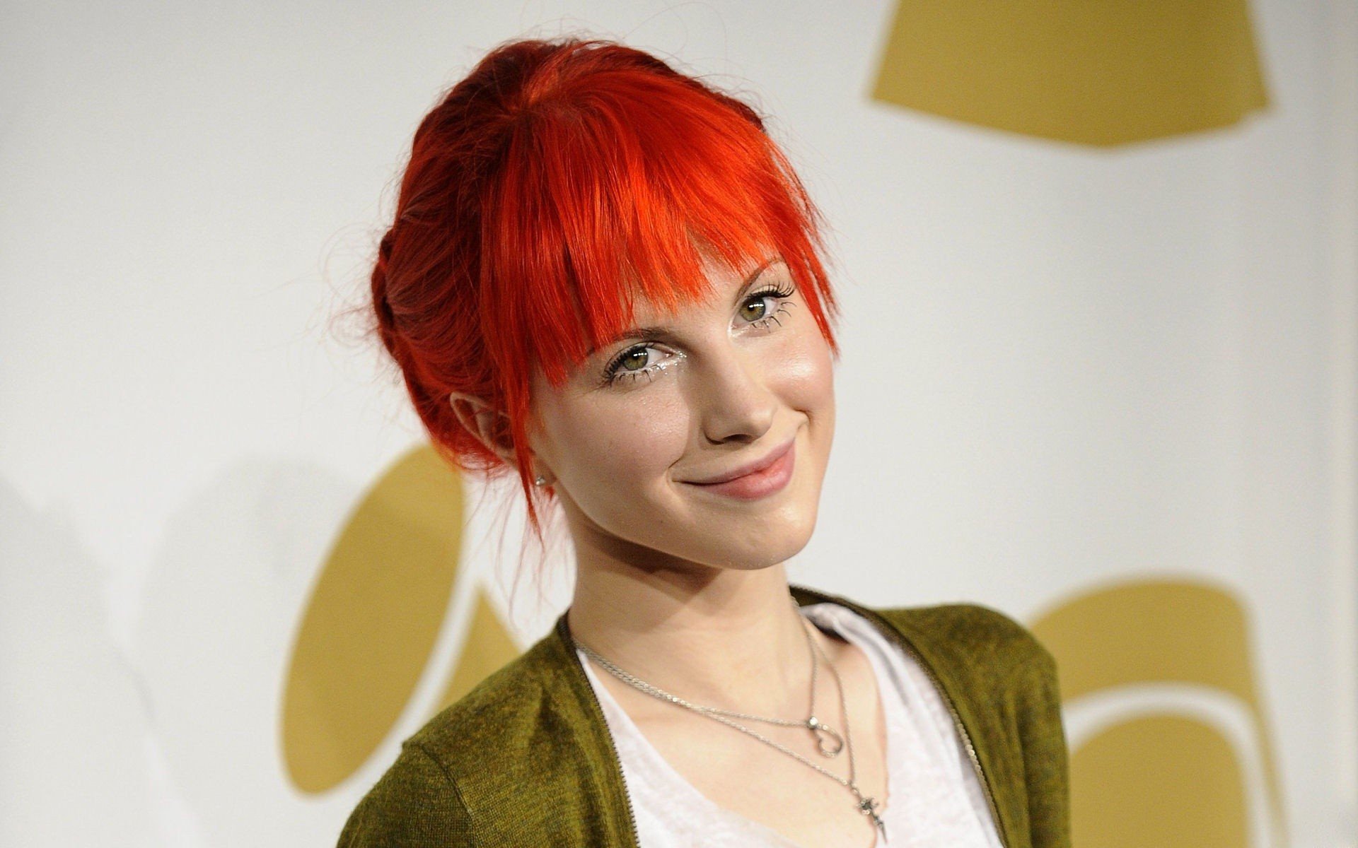 hayley williams pelirroja sonrisa cantante flequillo