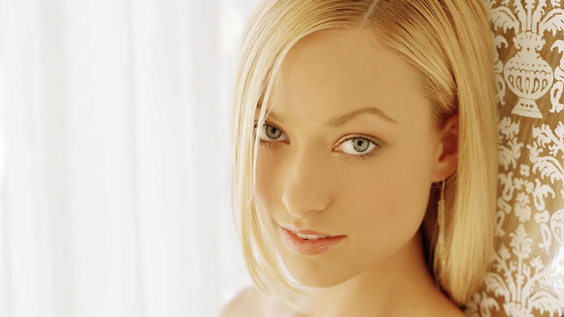 olivia wilde blonde treize maison md fille actrice belle yeux regard sourire lumière fond portrait visage série tv maison