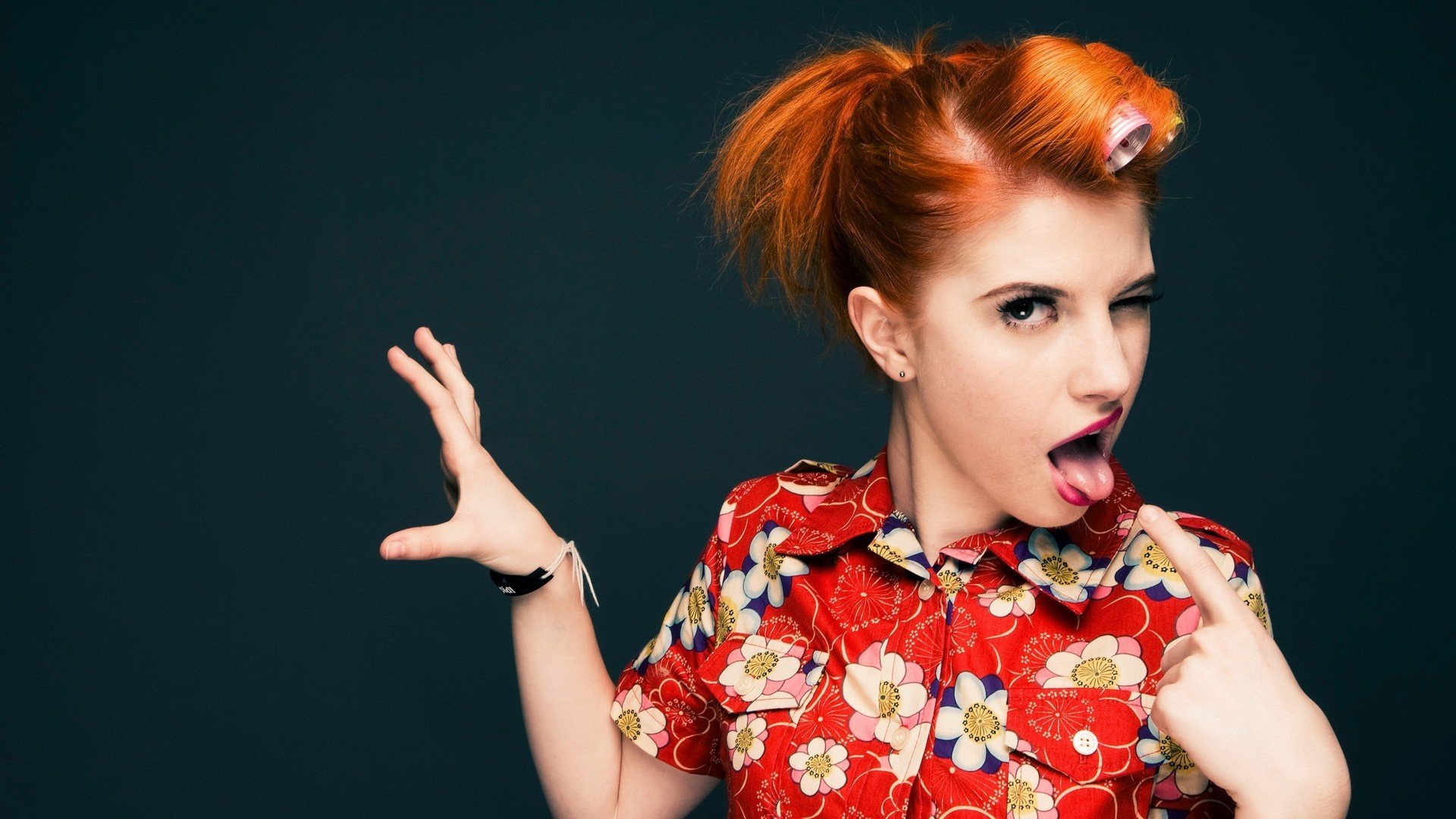 hayley williams red curlers gesture hands english