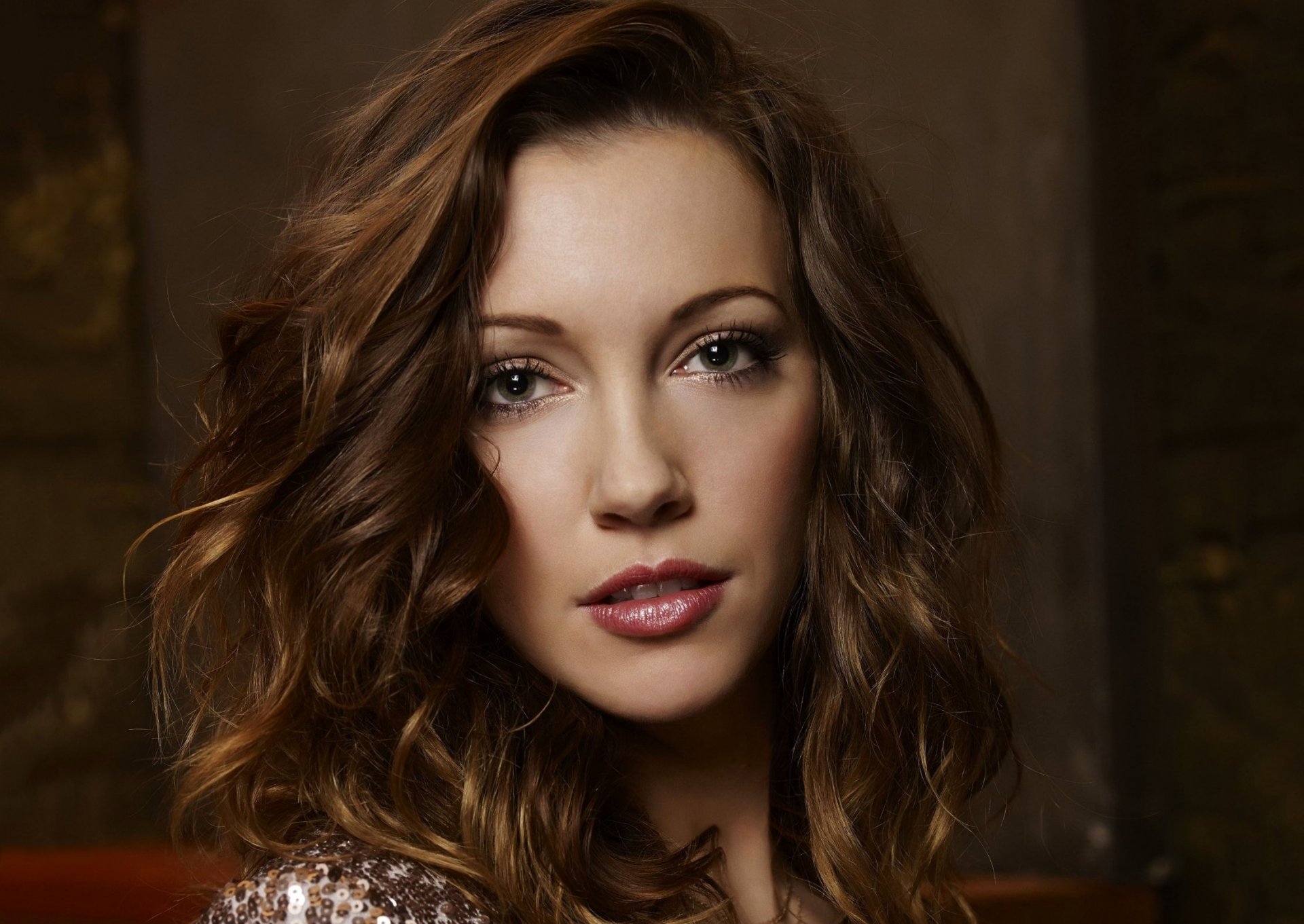 trelka strela tv series laurel lance actress katie cassidy girl brown-haired curls face