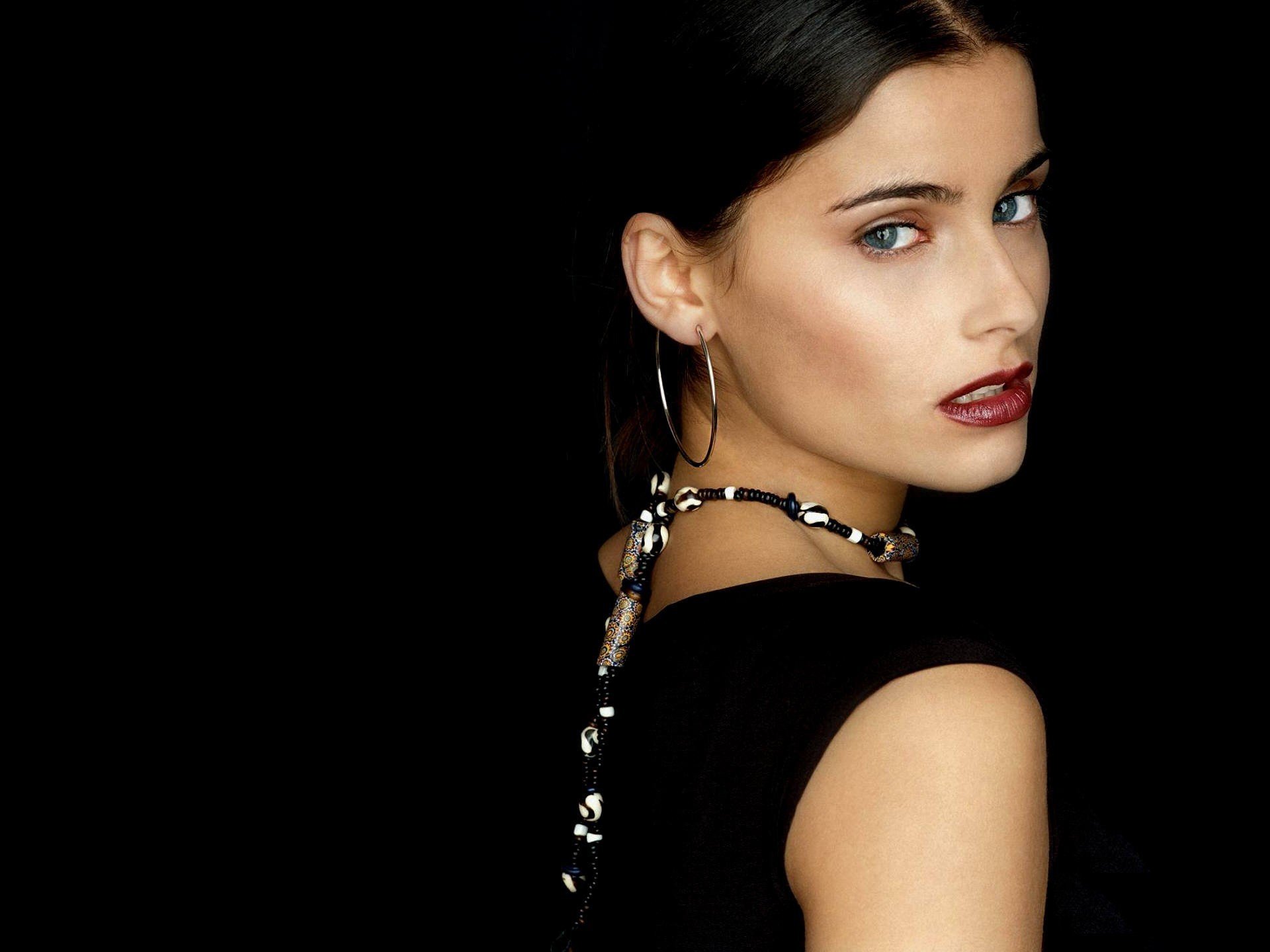 nelly furtado girl singer dark background bead