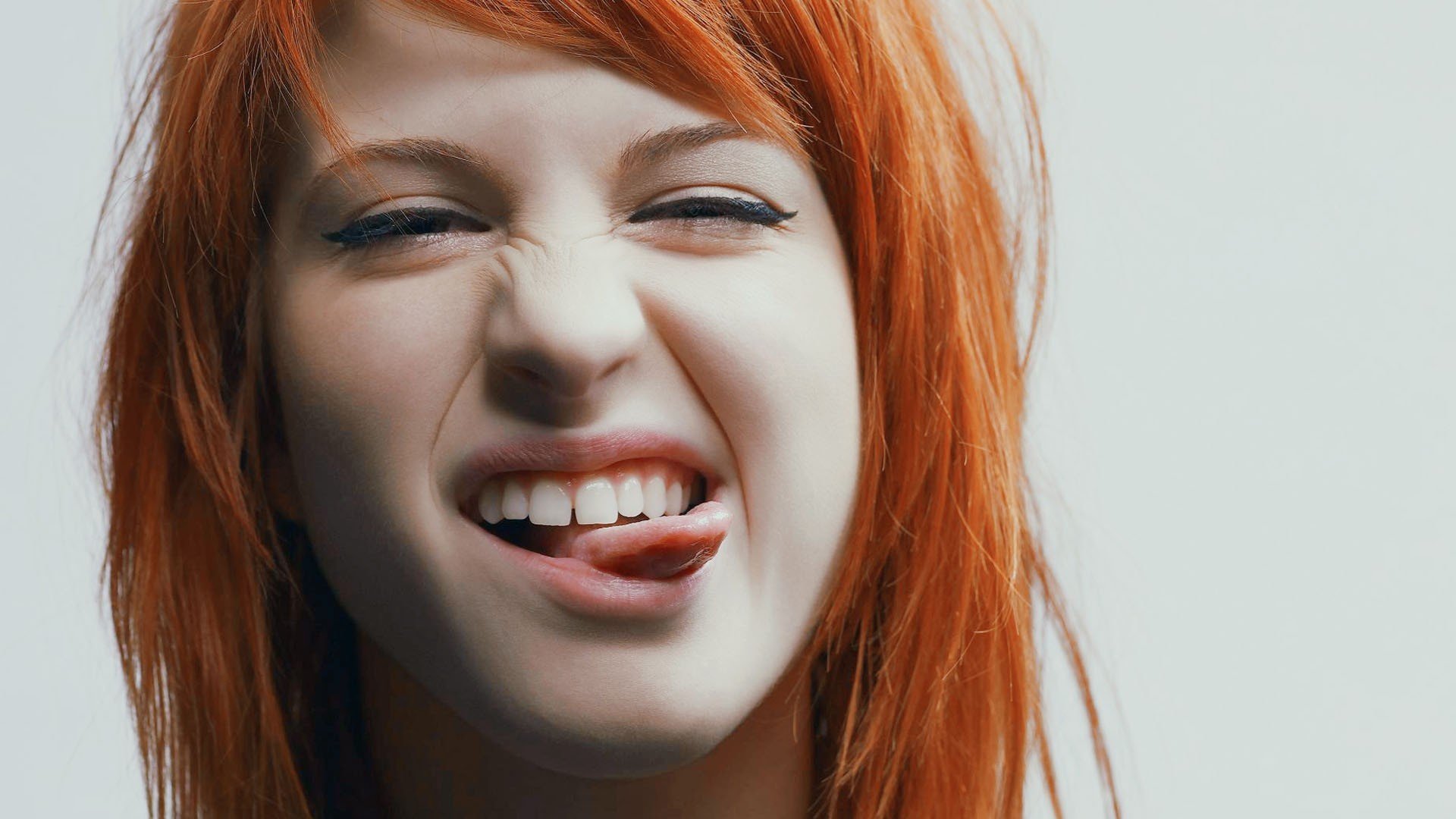 hayley williams singer red english smiley