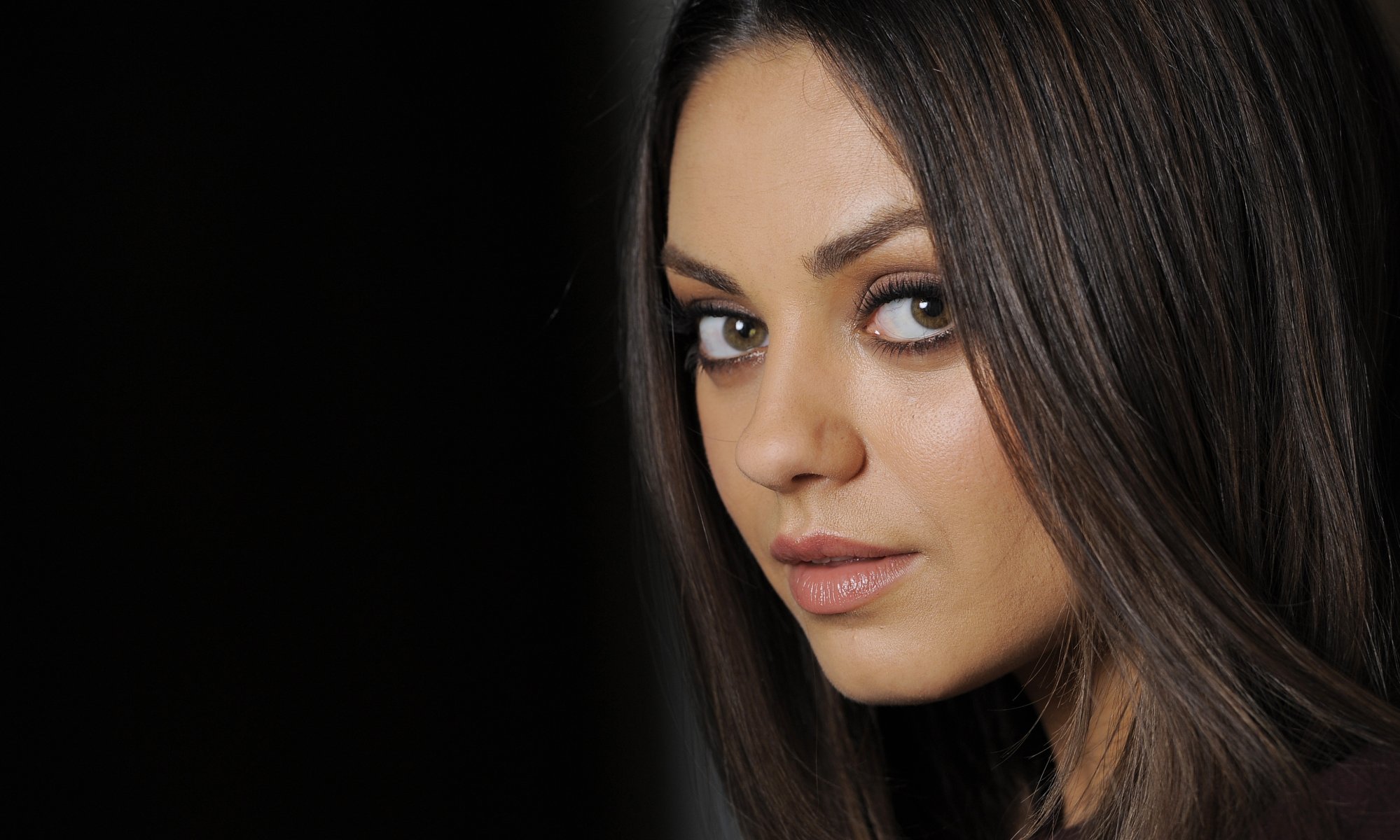 mila kunis attrice viso ritratto sfondo nero