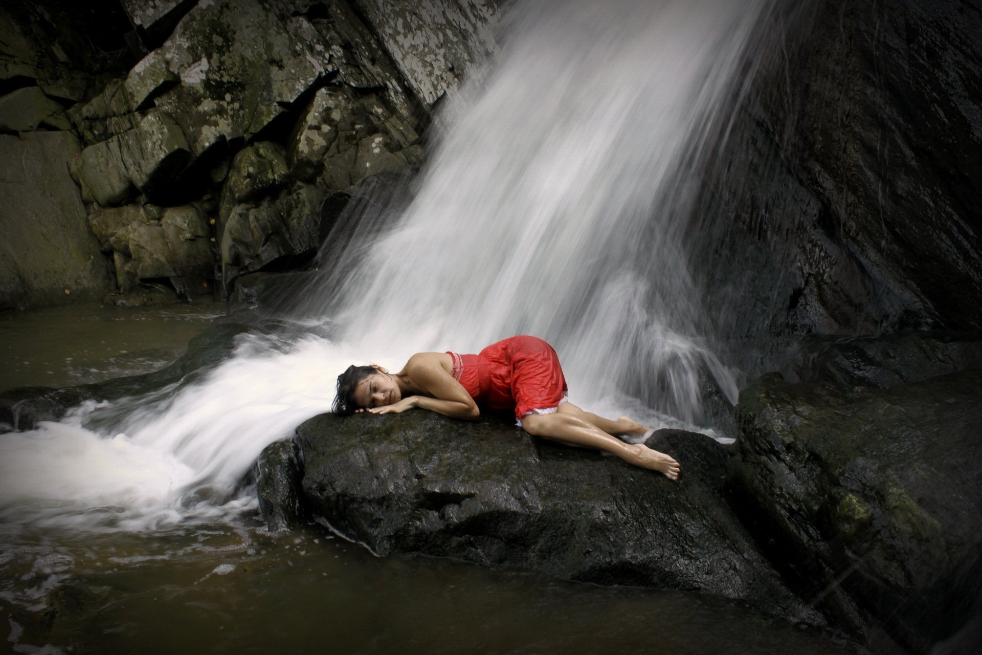 ragazza cascata situazione