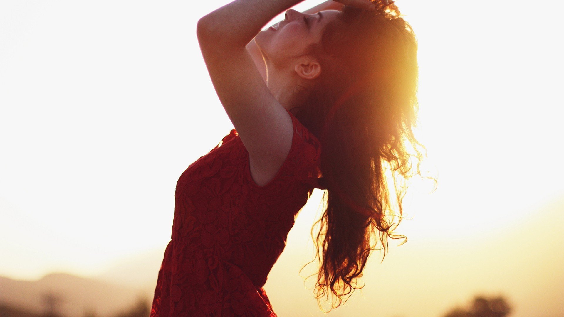 estados de ánimo chica morena naturaleza sol puesta de sol cara sonrisa fondo fondo de pantalla