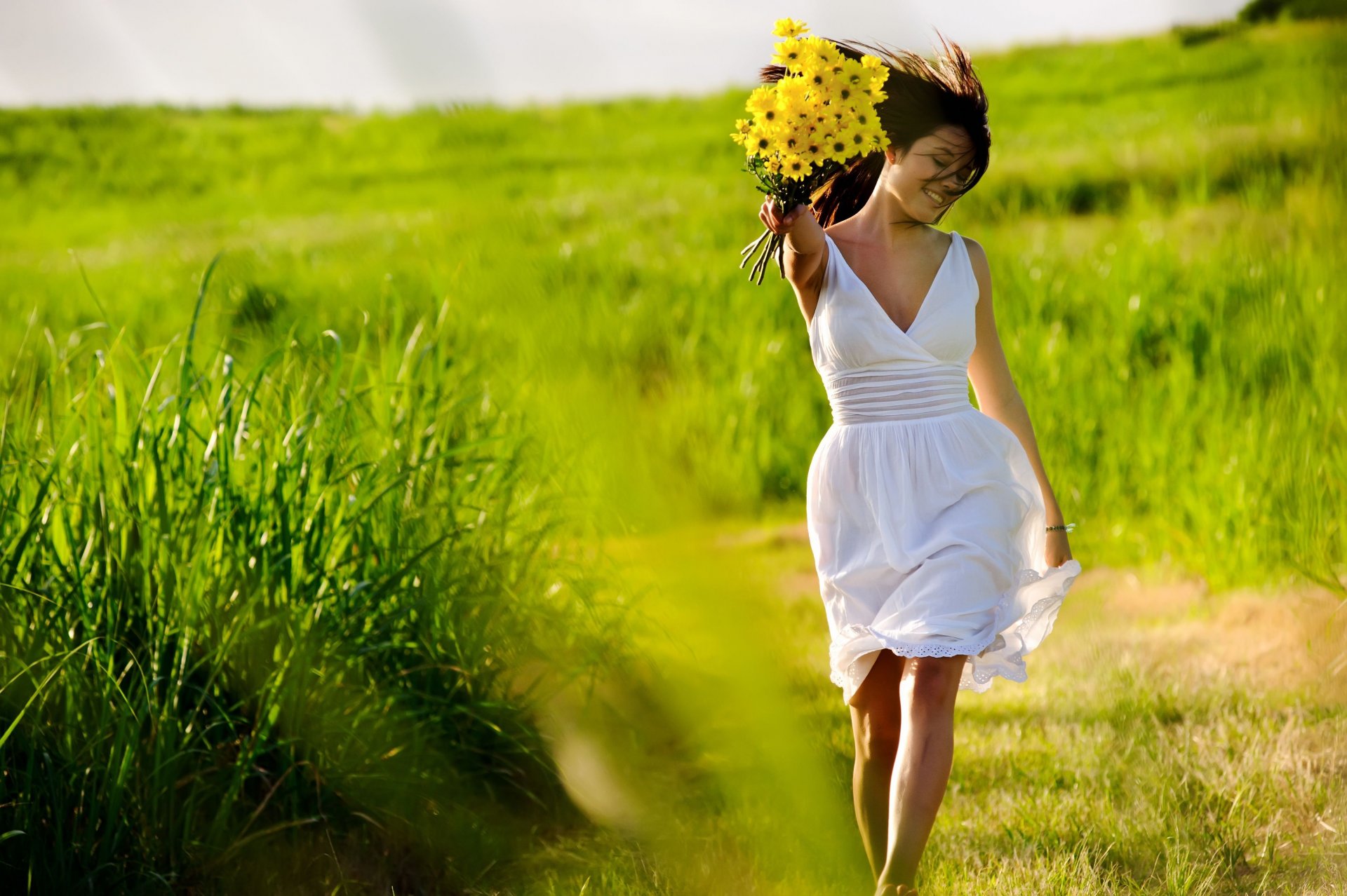 situaciones estados de ánimo chica morena sonrisa flores amarillo vestido frescura alegría positivo hierba vegetación naturaleza gran formato. pantalla completa papel pintado