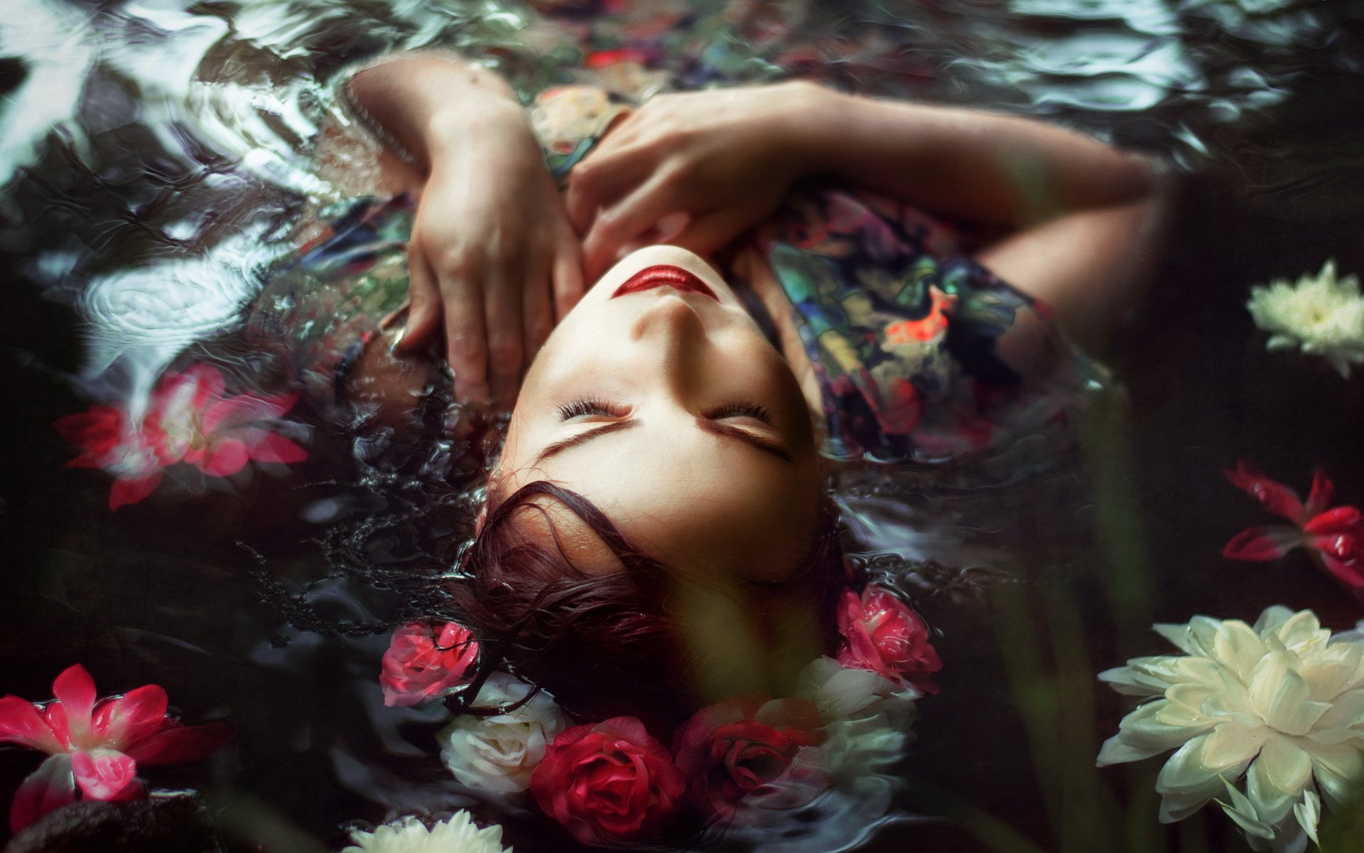 ragazza acqua fiori situazione