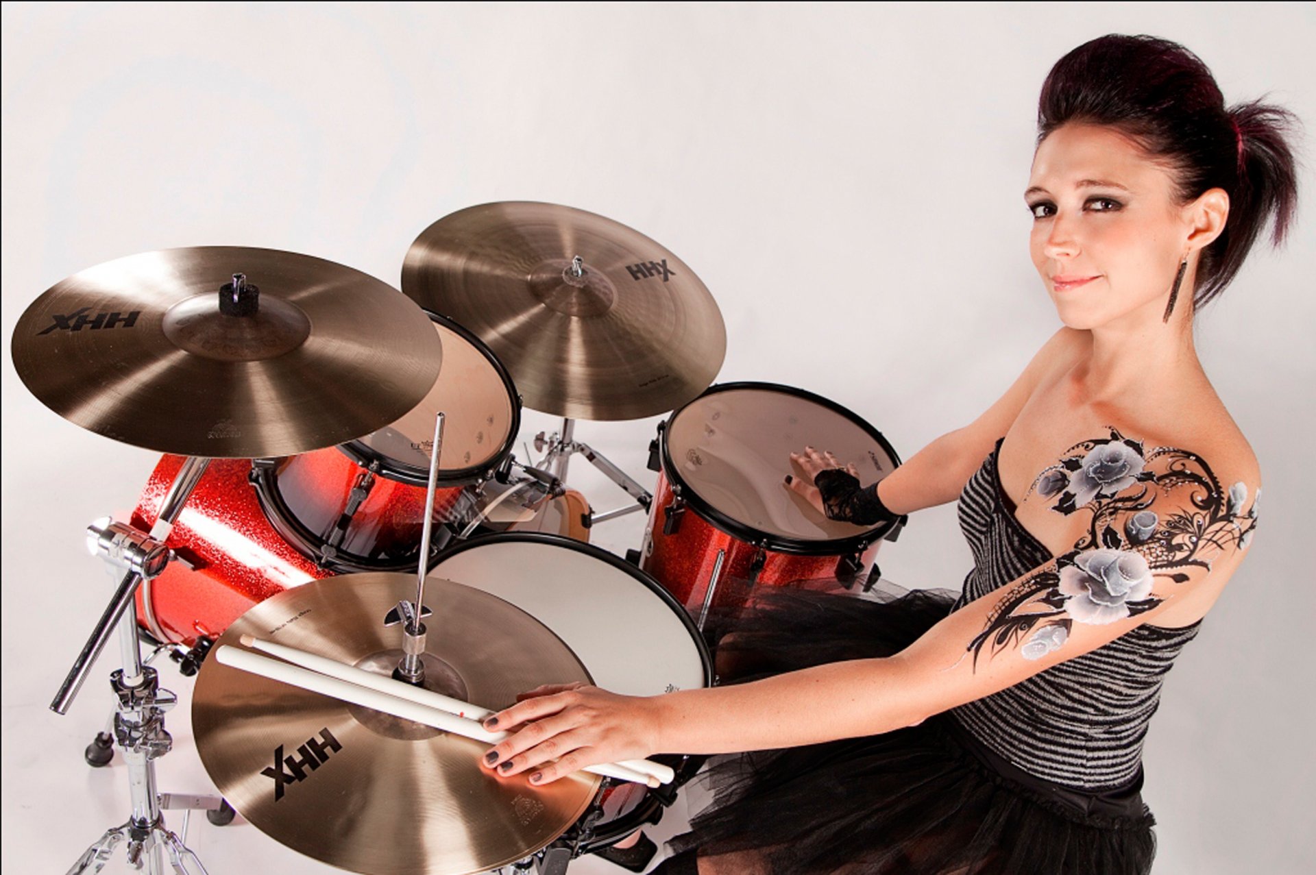 emmanuel caplette on drum musician profesionnal drummer girl drummer frenchwoman body art body art photo-wallpaper