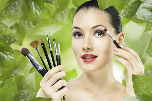 Portrait de jeune fille avec pinceau et maquillage