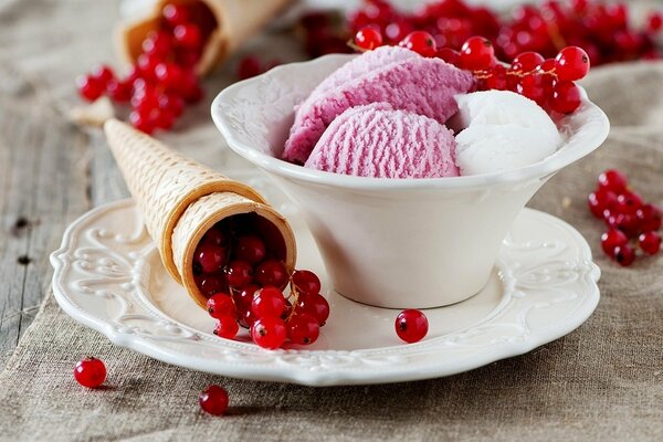 Kugeln aus rosa Eis mit Johannisbeeren